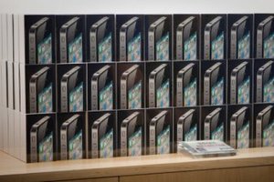 Apple заплатит 15 долл. каждому пользователю iPhone 4 из-за проблем с приемом сигнала