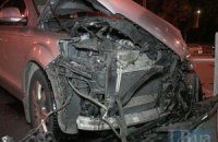 В Киеве внедорожник Lexus отправил Audi Q7 в бетонное ограждение