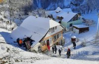 На Прикарпатті легковик в’їхав у будинок