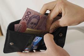 ​Зарплаты не выходят из кризиса