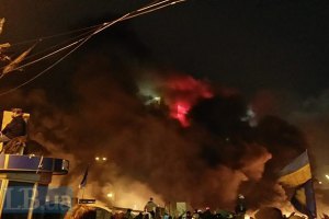 На Майдане людей поливают из водомета