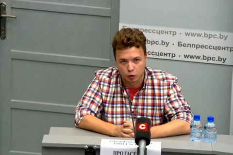 Протасевич попросил не распространять информацию, что его бьют, потому что это трудно воспринимать его родителям