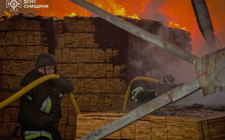Внаслідок російського удару на Сумщині горіло складське приміщення 