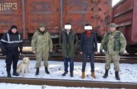 Два иностранца на ходу запрыгнули в полувагон поезда, ехавшего из Украины в Польшу
