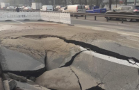 В Киеве из-за аварии инженерных сетей водоканала провалился асфальт на проезжей части 