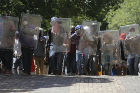 У ПАР мітинг проти президента обернувся сутичками з поліцією
