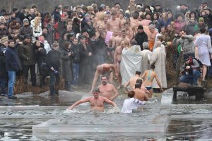 Украинцы смогут заказать освященную воду