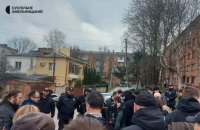 У Хмельницькому почалися сутички біля храму УПЦ МП, в якому побили військового (оновлено)
