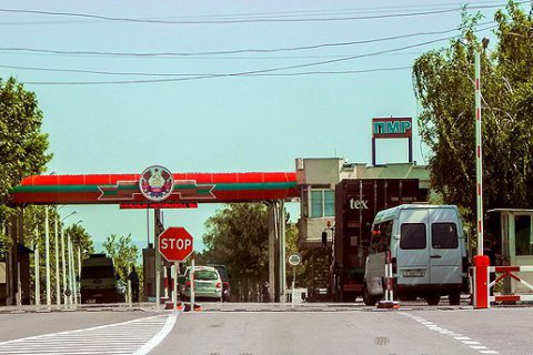 Україна з 1 вересня заборонила в'їзд автомобілям на придністровських номерах