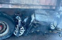 На Одесской трассе легковой автомобиль въехал в стоящий грузовик, водитель погиб