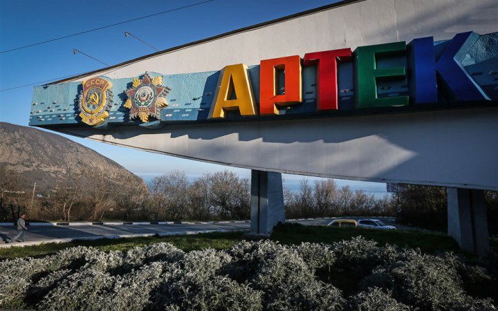 Окупанти планують "виховувати" українських дітей у “військово-патріотичних" таборах у Криму, - Маляр 
