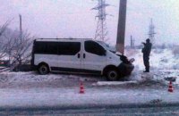 В Славянске микроавтобус с пассажирами врезался в столб