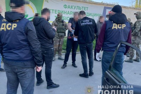 ​В Одессе задержали банду, участники которой под видом таксистов грабили пьяных пассажиров