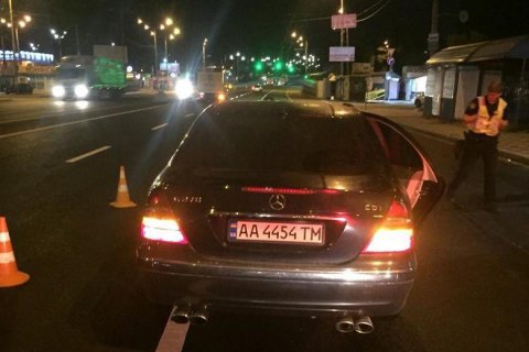 В Киеве  возле Академгородка Mercedes насмерть сбил женщину на пешеходном переходе 