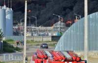 Пожежник зник безвісти на охопленій пожежею нафтобазі