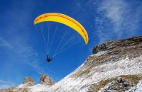 В Крыму двое парапланеристов столкнулись с горой