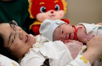 У Китаї збільшили ціну на контрацепію і звільнили від податків послуги з догляду за дітьми