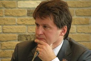 Экс-депутат от "Батькивщины" снялся с перевыборов в Черкасской области
