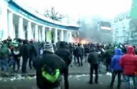 На улицу Грушевского подтягиваются протестующие и силовики (онлайн-трансляция)