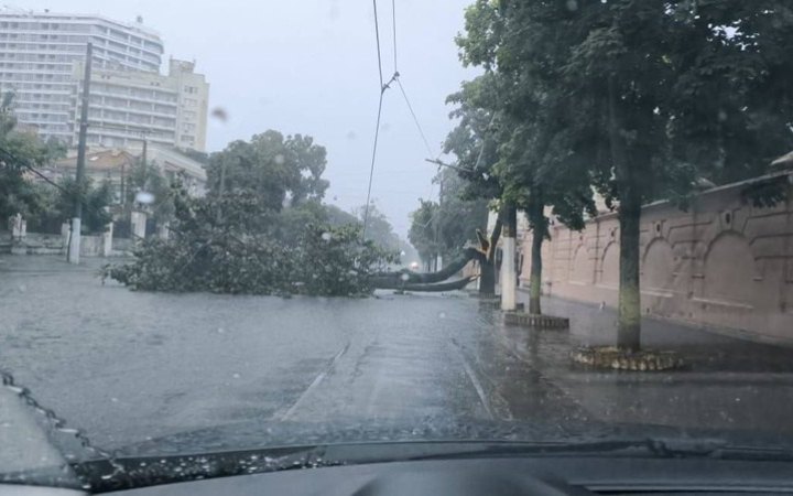 В Одесі через негоду призупинили рух транспорту 