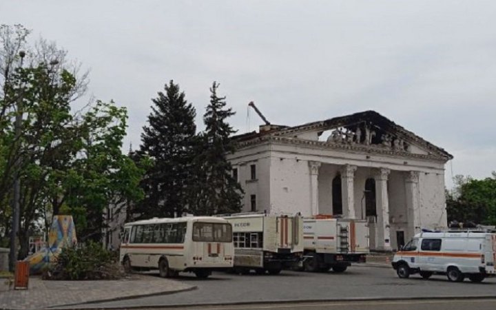 Окупанти продовжують розбирати завали Драмтеатру в Маріуполі та вивозять тіла загиблих цивільних