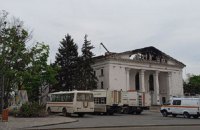 Окупанти продовжують розбирати завали Драмтеатру в Маріуполі та вивозять тіла загиблих цивільних
