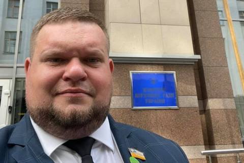 Матір депутата зі "Слуги народу" за час його роботи в Раді купила дві квартири, будинок і "теслу"