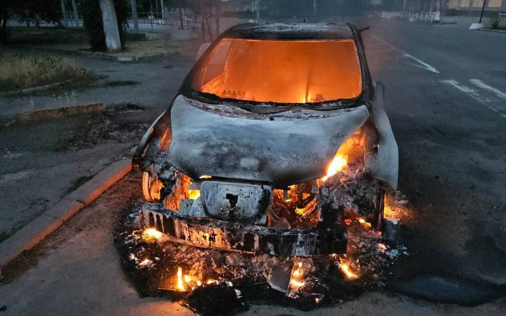 Росіяни атакували Херсон: зруйновано АЗС і навчальний заклад, є жертви