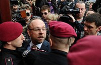 Власенко не пускают в суд