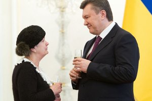 Мать Гонгадзе выпила шампанского с Януковичем