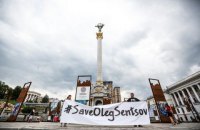На Майдане активисты в масках Трампа, Меркель и Путина провели перфоманс в поддержку Сенцова