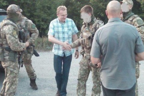 Садовый лично передал бойцам АТО гуманитарную помощь