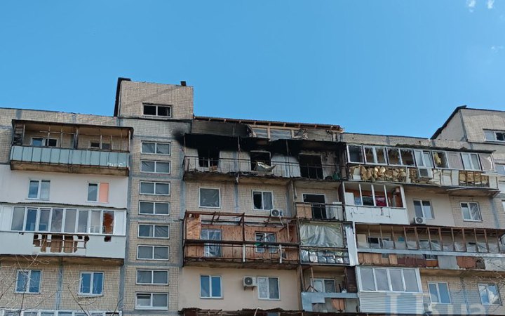 Досі не відновили дах будинку на Березняках, пошкоджений ударом дрона в березні 2025 року