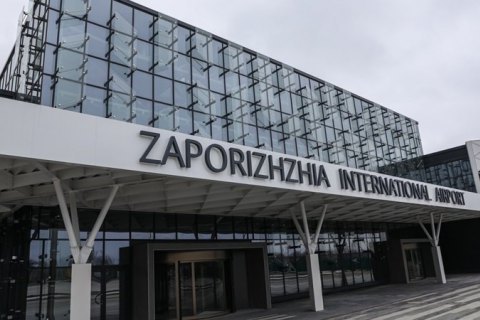 В Запорожье полиция эвакуировала 180 пассажиров самолета из-за "минирования"