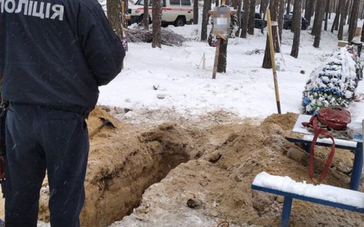 Поліція ексгумувала на Харківщині тіло вбитого росіянами чоловіка 