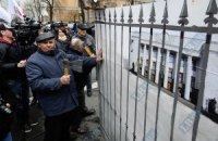 Под окна к Януковичу приехал театр