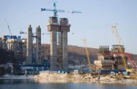 В России ураган снес троих рабочих со строящегося моста