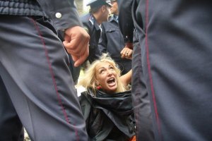 Полуголая активистка FEMEN выбежала на поле НСК "Олимпийский"
