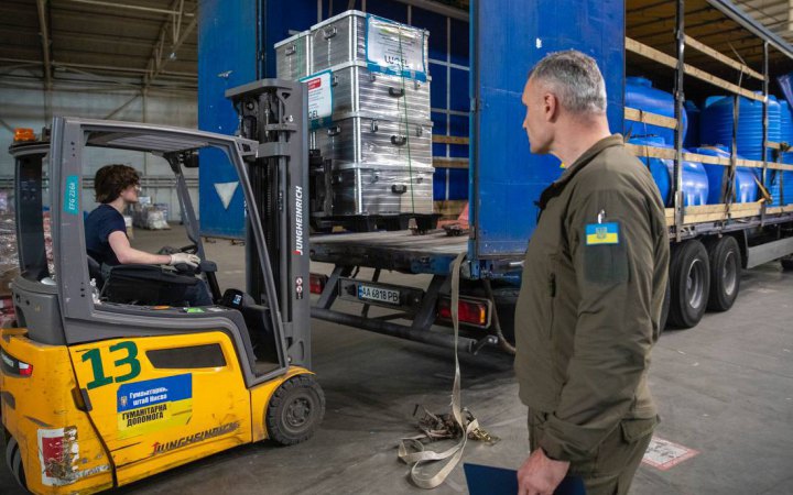 Київ відправив у Херсон другу партію необхідних речей та виділить 100 мільйонів гривень грошової допомоги 