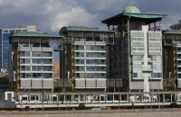 Посольство Великобритании в Москве забросали "окровавленными" манекенами