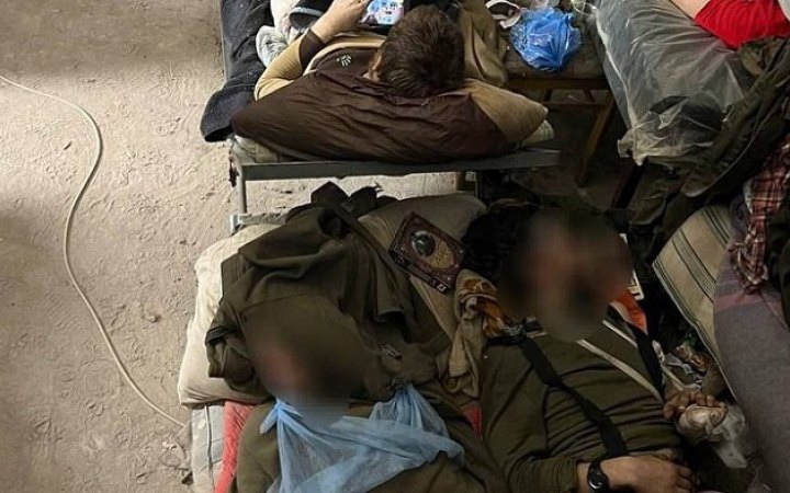 Защитники Мариуполя показали, как оперируют раненых на Азовстали