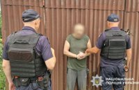 На Буковині затримали чоловіка, який поранив двох поліцейських та переховувався у лісі
