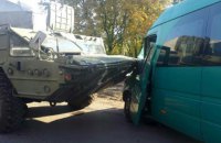 Возле Днепра военный "БАЗ" столкнулся с маршруткой