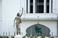Біля суду в Бангладеш на вимогу ісламістів зносять статую Феміди