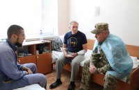 Командующий ООС вручил награды Минобороны раненым в бою под Крымским "айдаровцам"