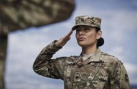 Жінкам-військовим у США дозволили заплітати коси і фарбувати вуста