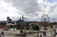 В Великобритании открыли крупнейшую выставку стрит-арта "Бэнкси-ленд"