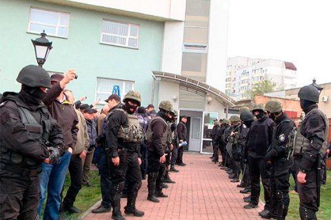 Из здания "Черкассыоблэнерго" вывели неизвестных с оружием