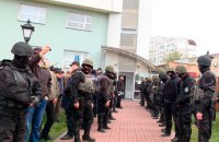 З будівлі "Черкасиобленерго" вивели невідомих зі зброєю