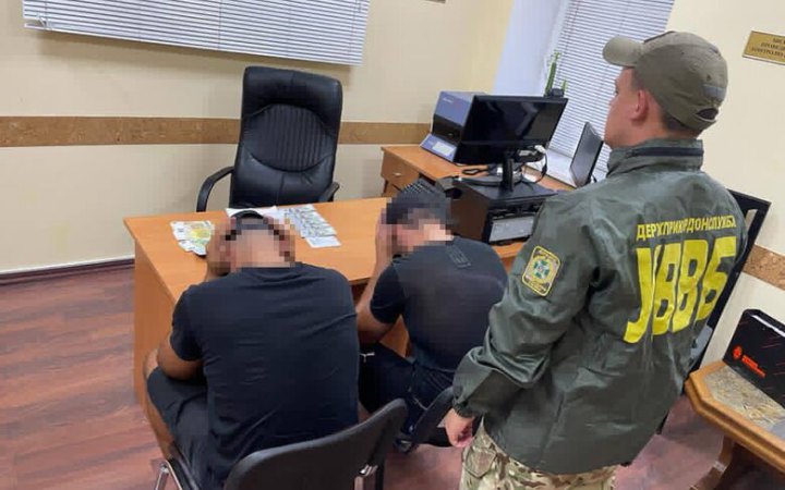 Спіймали двох українців, які намагалися дати хабар прикордонниці